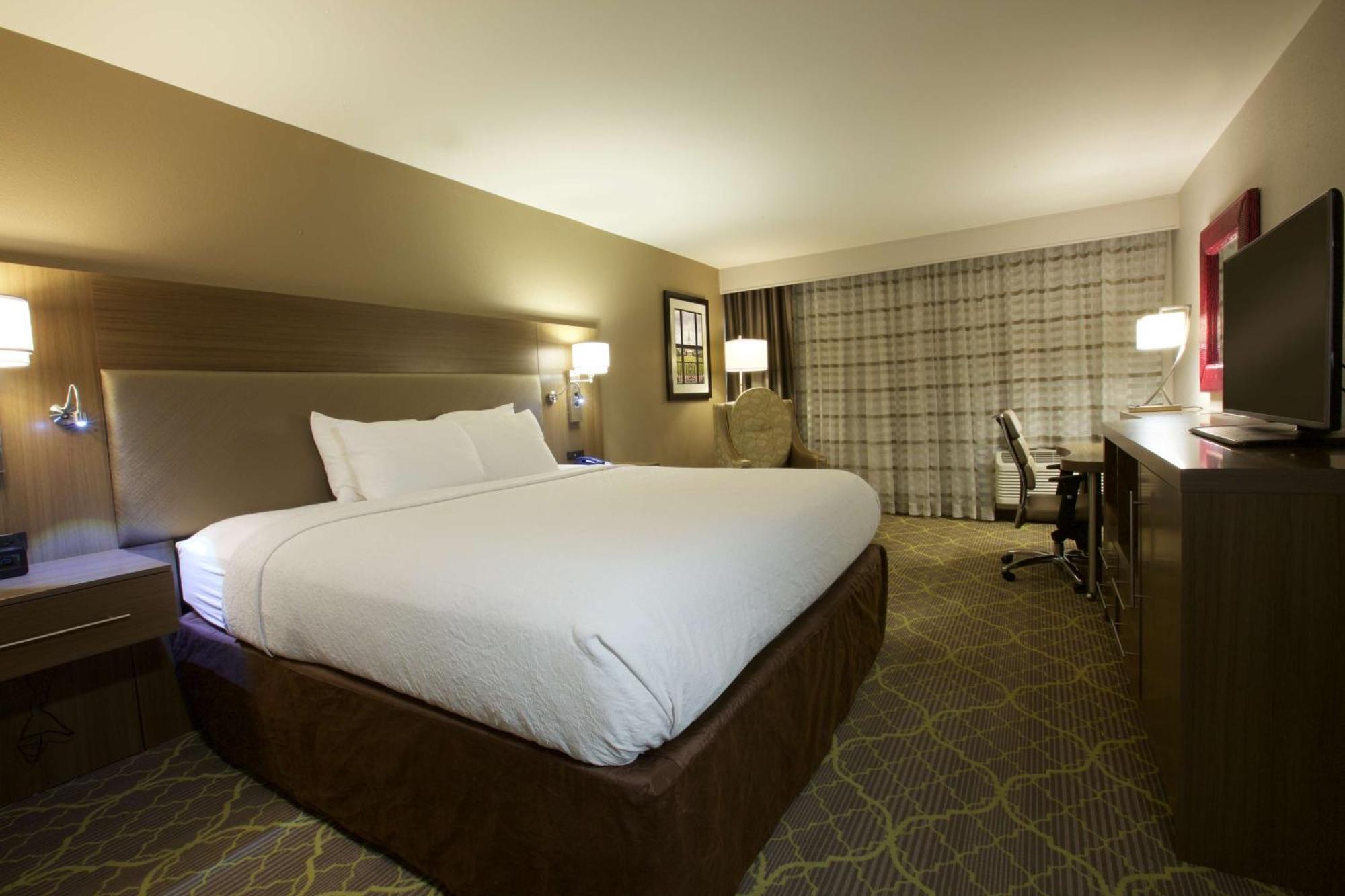 Doubletree By Hilton Winston Salem - University, Nc Екстериор снимка