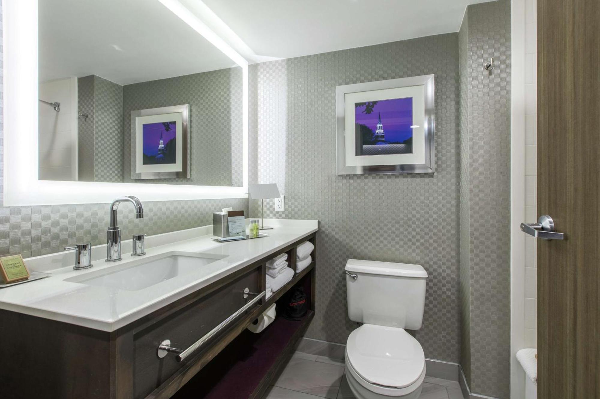 Doubletree By Hilton Winston Salem - University, Nc Екстериор снимка