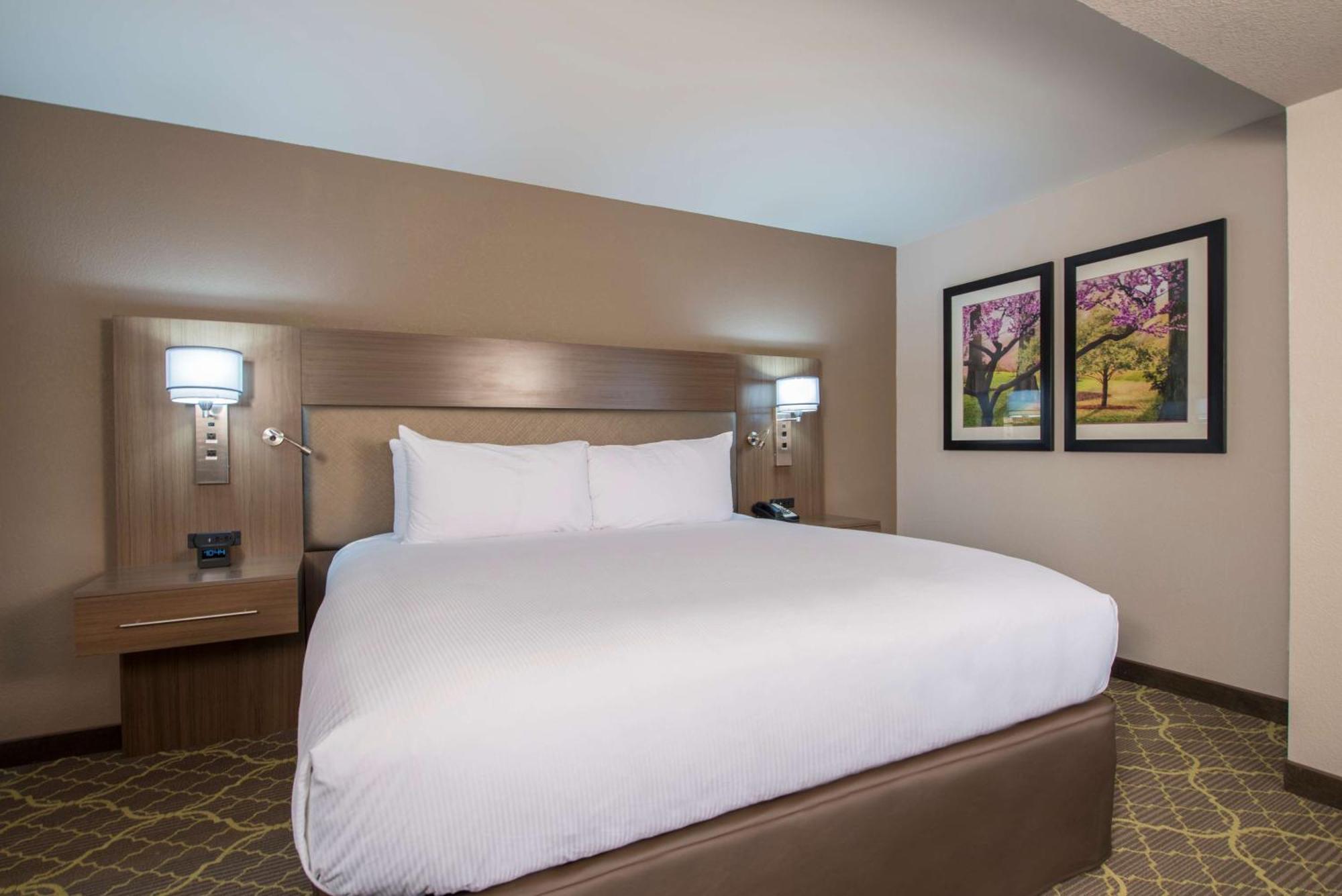 Doubletree By Hilton Winston Salem - University, Nc Екстериор снимка