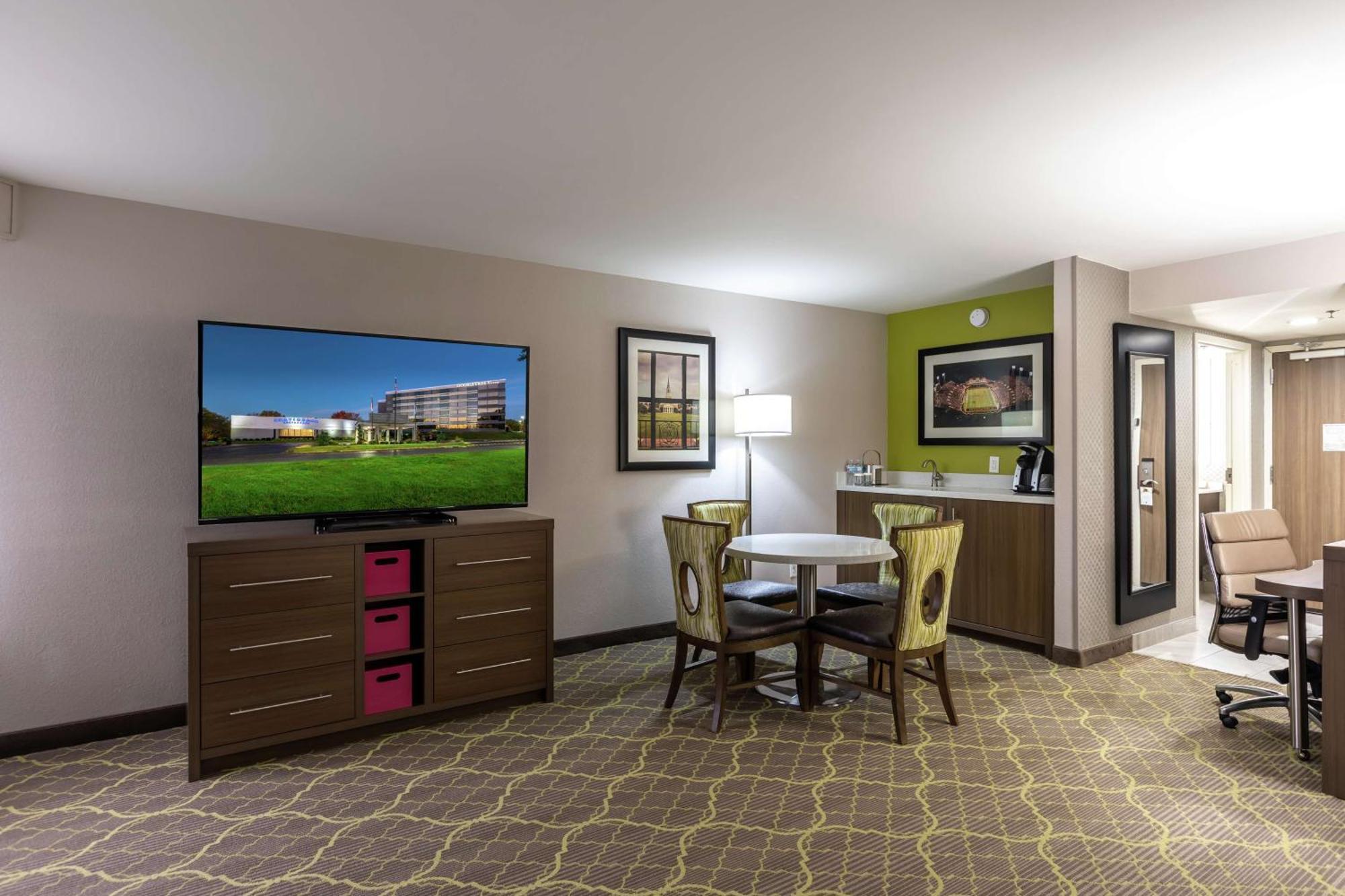 Doubletree By Hilton Winston Salem - University, Nc Екстериор снимка