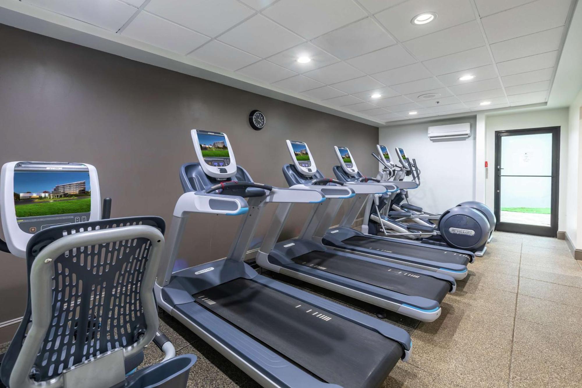 Doubletree By Hilton Winston Salem - University, Nc Екстериор снимка
