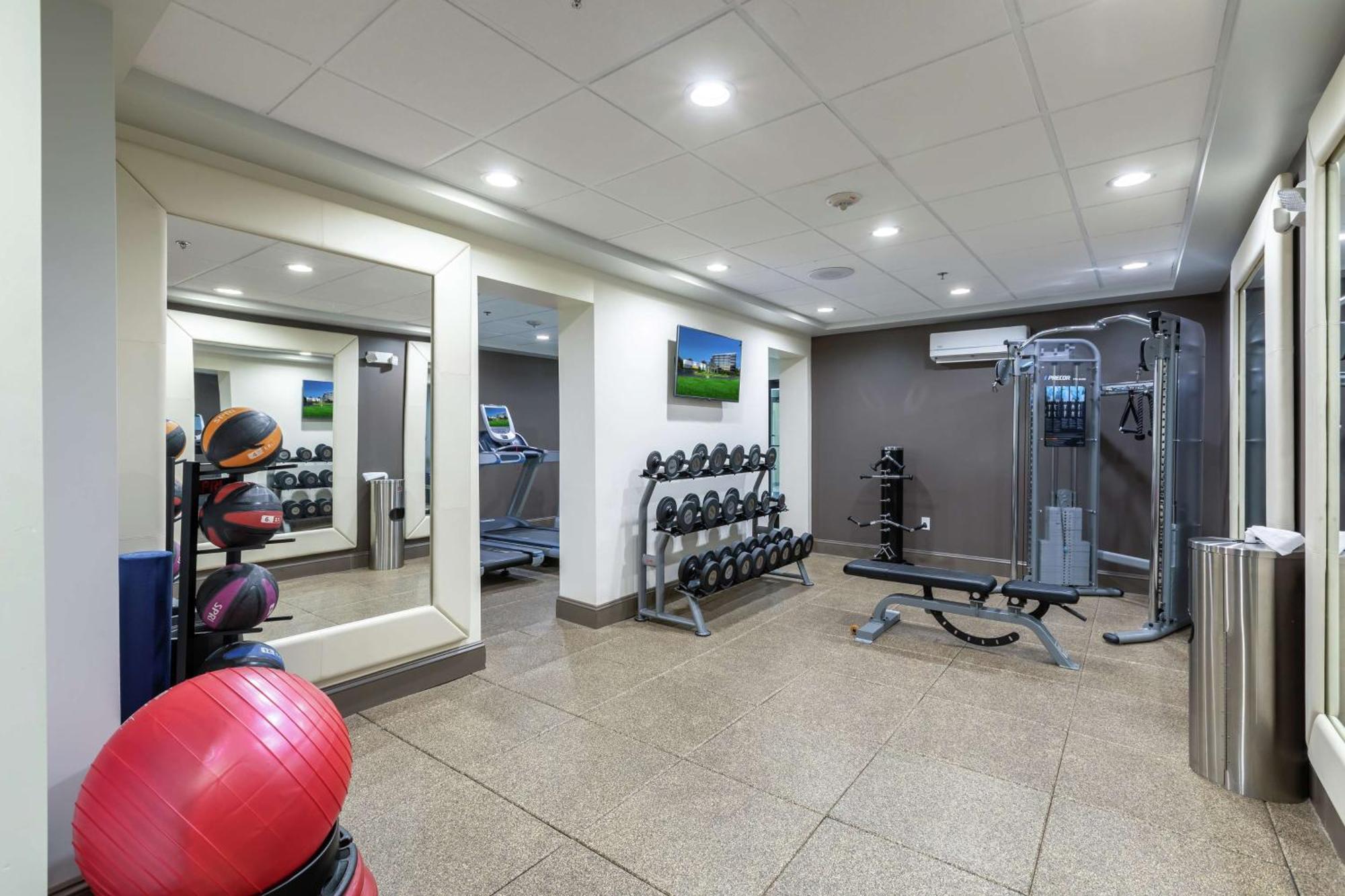 Doubletree By Hilton Winston Salem - University, Nc Екстериор снимка
