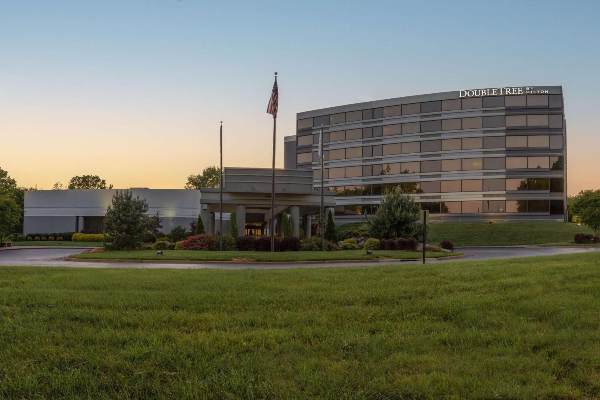 Doubletree By Hilton Winston Salem - University, Nc Екстериор снимка