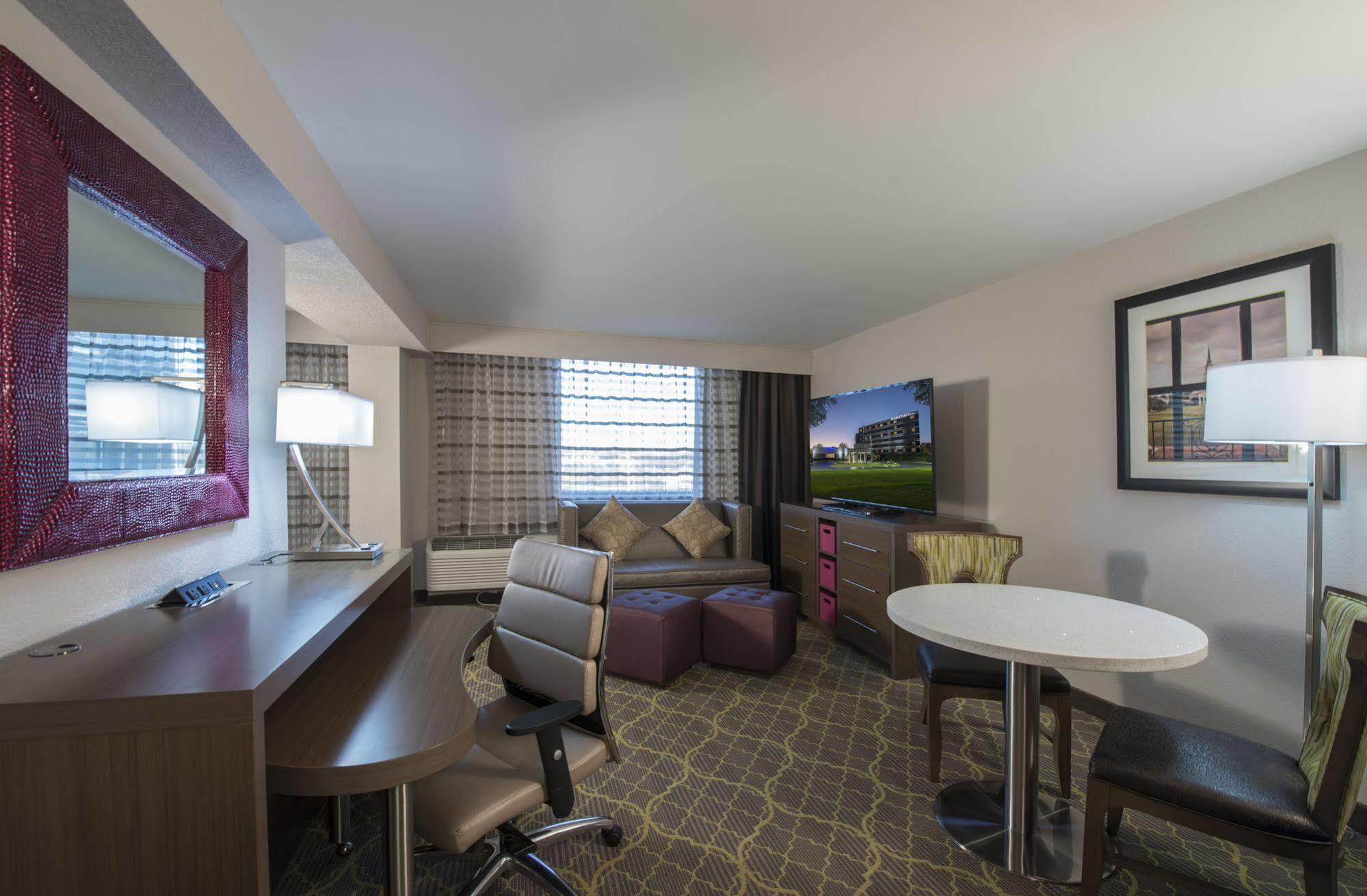 Doubletree By Hilton Winston Salem - University, Nc Екстериор снимка