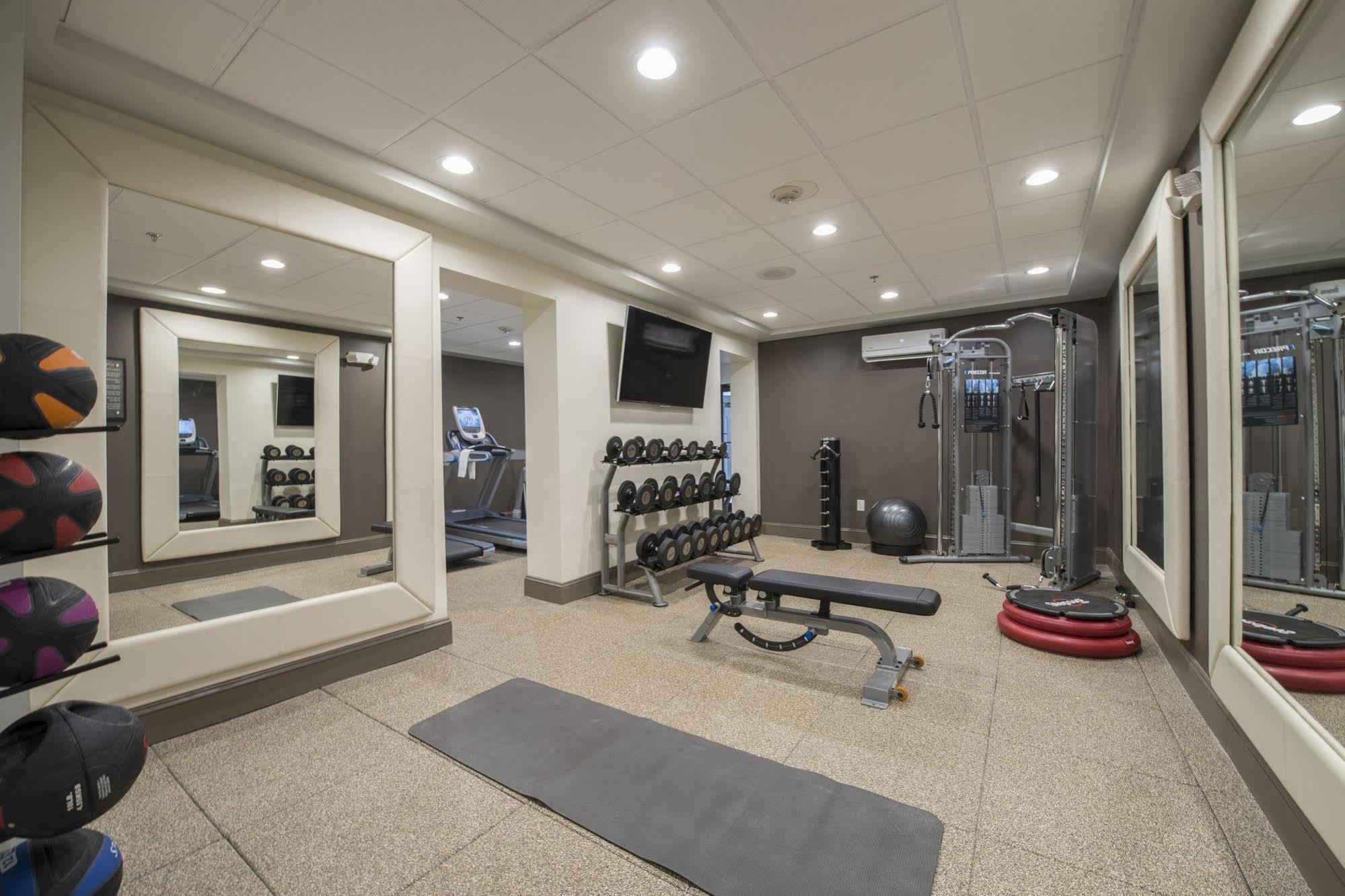 Doubletree By Hilton Winston Salem - University, Nc Екстериор снимка