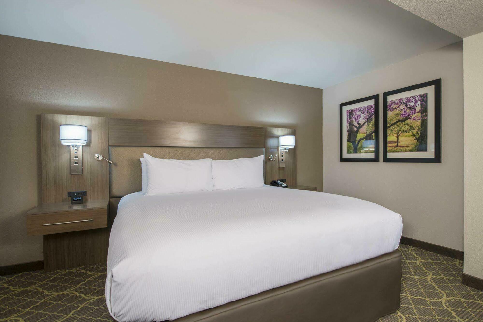 Doubletree By Hilton Winston Salem - University, Nc Екстериор снимка